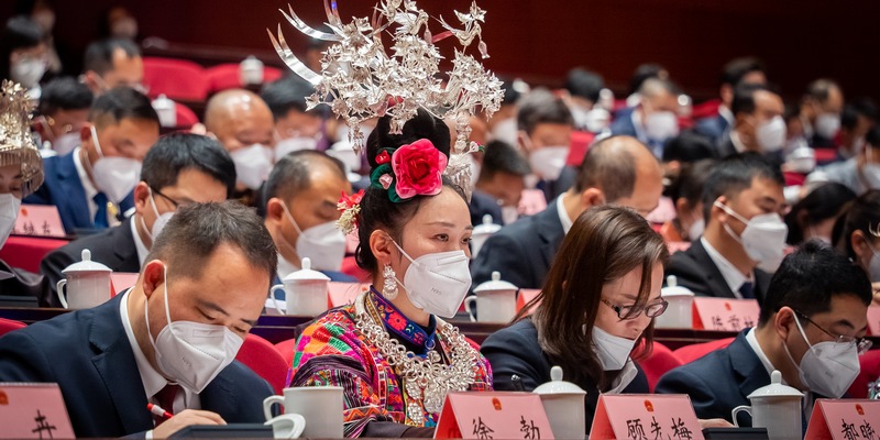 參會(huì)代表聽取政府工作報(bào)告。人民網(wǎng)記者 涂敏攝