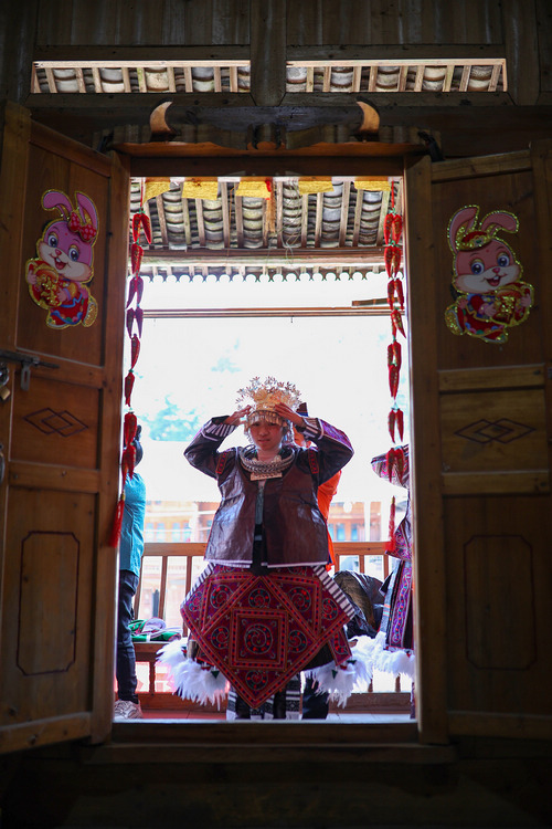 苗族姑娘盛裝打扮準(zhǔn)備參加慶新春活動(dòng)。