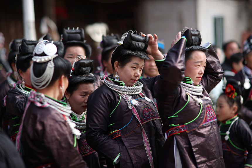 1月27日，身著節(jié)日盛裝的苗族村民參加慶新春活動(dòng)。