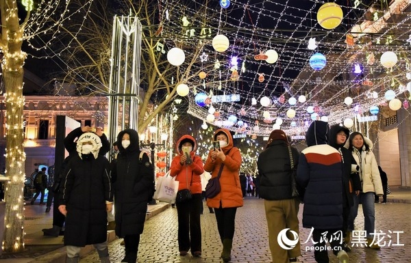 春節(jié)期間，游人如織的哈爾濱中央大街。人民網(wǎng) 蘇靖剛攝