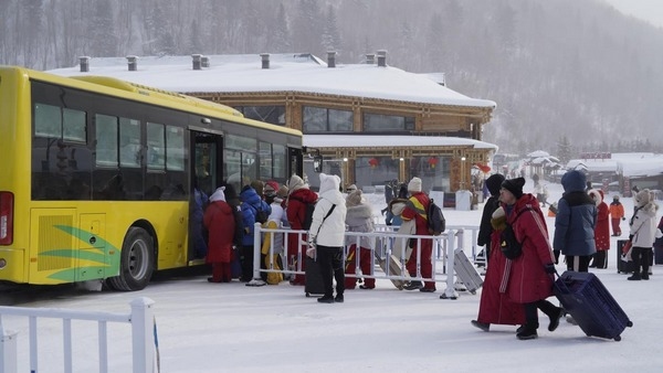 游客們正在有序上車。中國雪鄉(xiāng)景區(qū)供圖