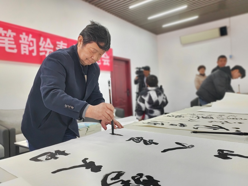 1月13日，在貴州省大方縣迎春書畫筆會(huì)現(xiàn)場(chǎng)，書法愛好者鄭再華正在進(jìn)行書法創(chuàng)作。（鐘歡 攝）.jpg