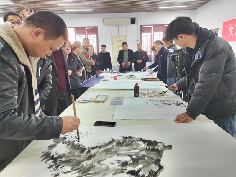 1月31日，貴州省大方縣新春書畫筆會(huì)現(xiàn)場(chǎng)，各位美術(shù)書法愛好者揮墨創(chuàng)作。（鐘歡 攝）.jpg