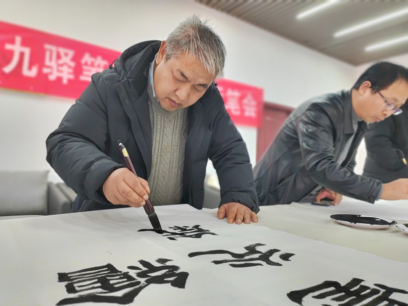 1月31日，在貴州省大方縣迎春書畫筆會(huì)現(xiàn)場(chǎng)，書法愛好者高智正在進(jìn)行隸書創(chuàng)作。（鐘歡 攝）.jpg