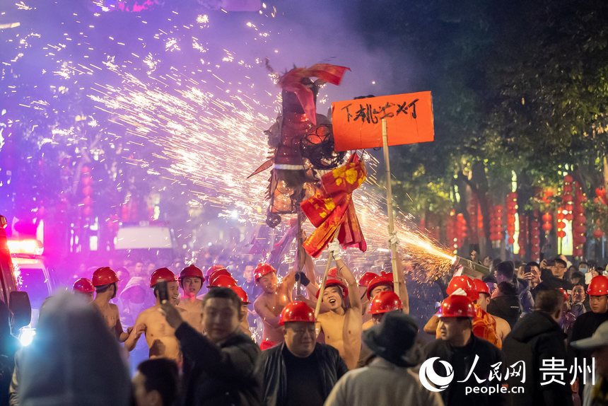 臺江縣的苗族“舞龍噓花”活動現(xiàn)場。人民網(wǎng)記者 涂敏攝