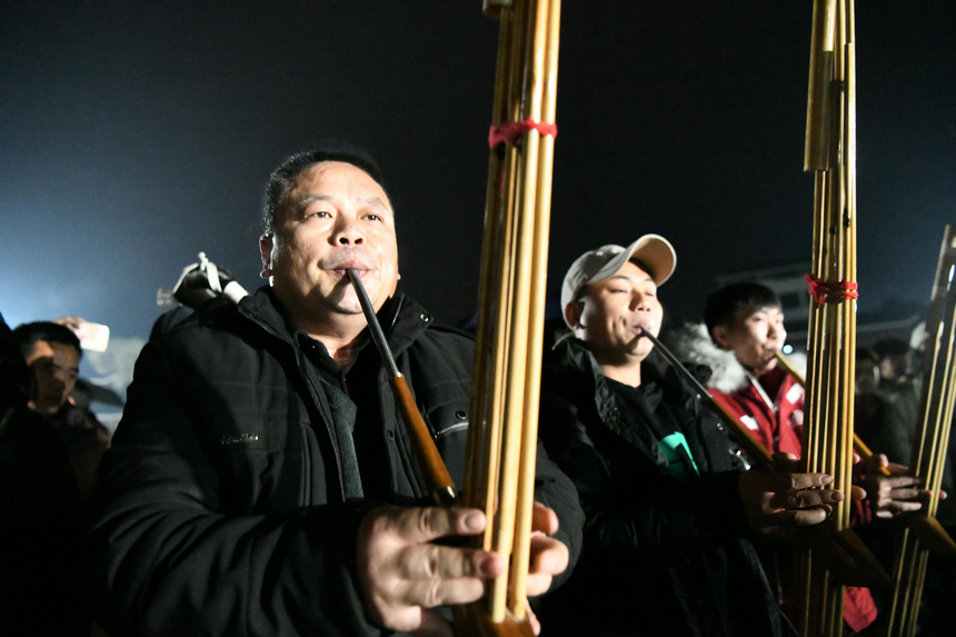 舟溪甘囊香蘆笙會(huì)“起堂儀式”上，蘆笙手吹奏蘆笙。楊仁海攝