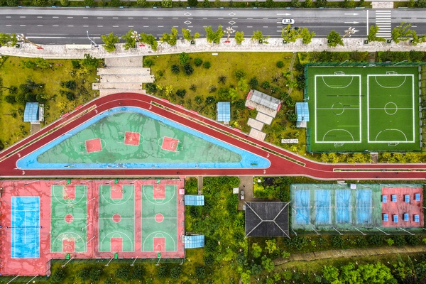 七星關(guān)區(qū)南山體育公園全民健身廣場體育健身設(shè)施。陳曦攝