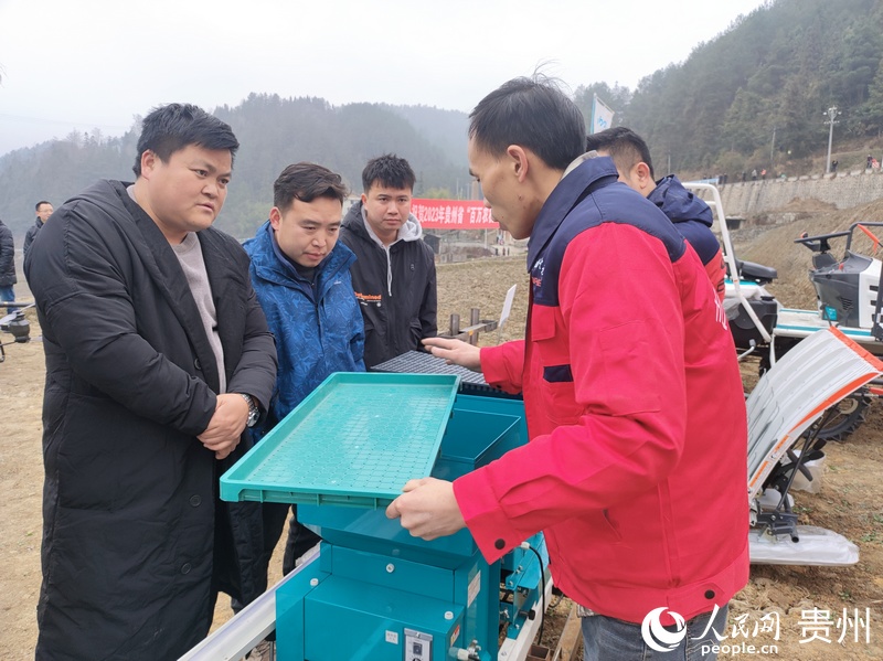 農(nóng)機(jī)技術(shù)人員向農(nóng)戶講解農(nóng)機(jī)具操作方法。人民網(wǎng) 李麗萍攝