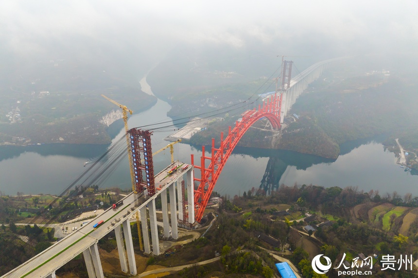 航拍建設(shè)中的德余高速烏江特大橋。人民網(wǎng)記者 涂敏攝