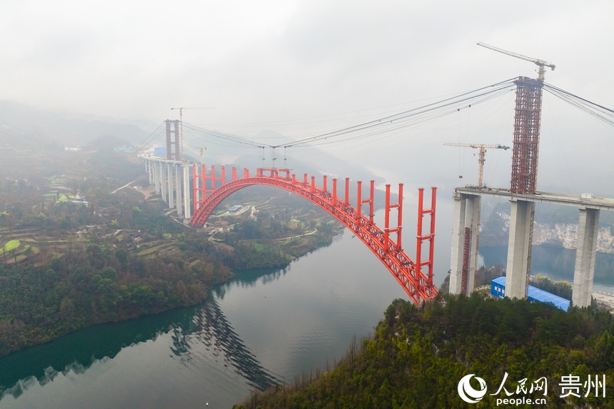 航拍建設(shè)中的德余高速烏江特大橋。人民網(wǎng)記者 涂敏攝
