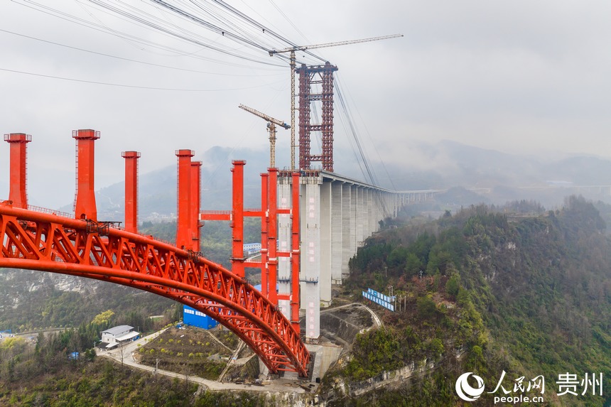航拍建設(shè)中的德余高速烏江特大橋。人民網(wǎng)記者 涂敏攝