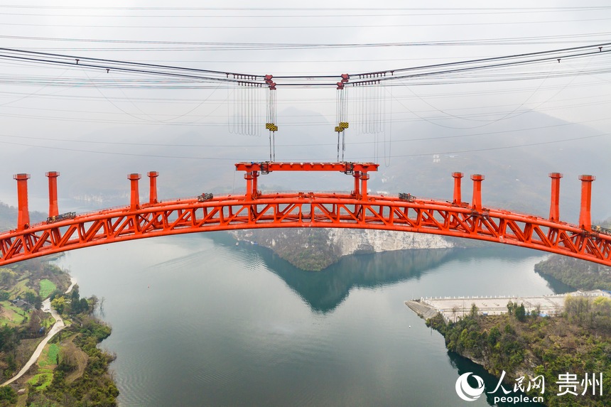 航拍建設(shè)中的德余高速烏江特大橋。人民網(wǎng)記者 涂敏攝