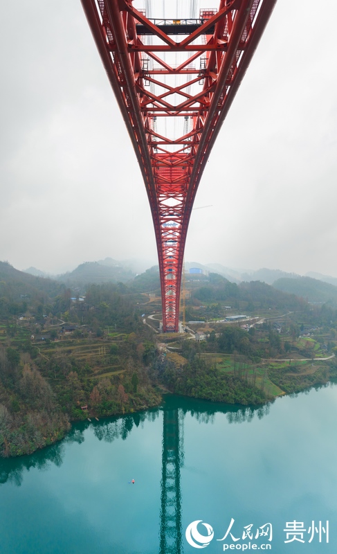 建設(shè)中的德余高速烏江特大橋。人民網(wǎng)記者 涂敏攝