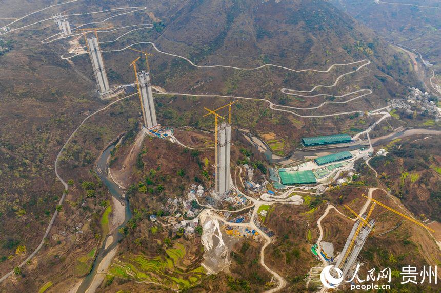航拍建設中的納晴高速六枝特大橋。人民網(wǎng)記者 涂敏攝