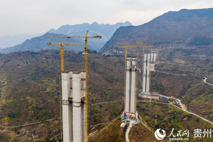 航拍建設中的納晴高速六枝特大橋。人民網(wǎng)記者 涂敏攝