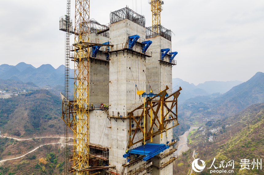 航拍建設(shè)中的納晴高速六枝特大橋。人民網(wǎng)記者 涂敏攝