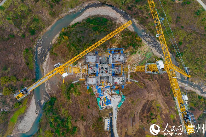 航拍建設(shè)中的納晴高速六枝特大橋。人民網(wǎng)記者 涂敏攝