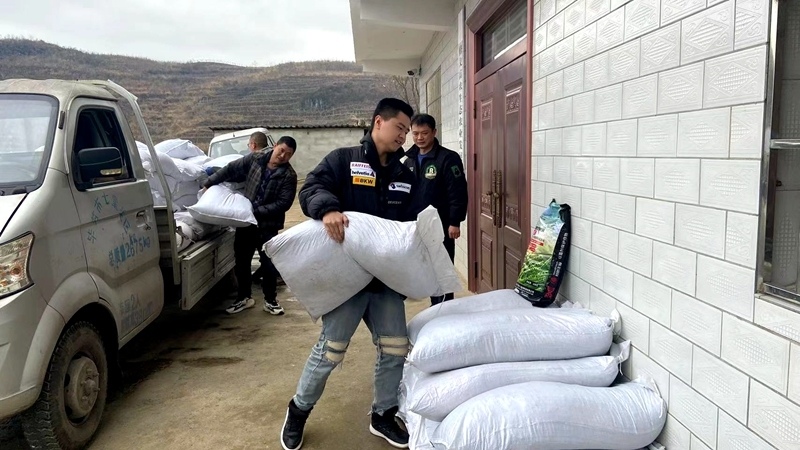 正在搬運(yùn)購(gòu)置的有機(jī)肥 郭振東 攝.jpg