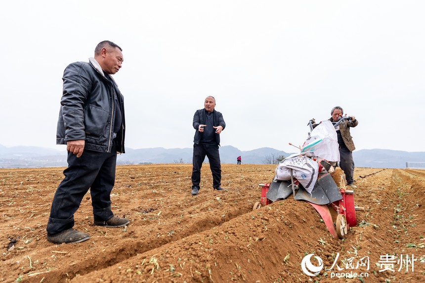 農(nóng)業(yè)技術(shù)員現(xiàn)場(chǎng)指導(dǎo)村民起壟。人民網(wǎng) 涂敏攝