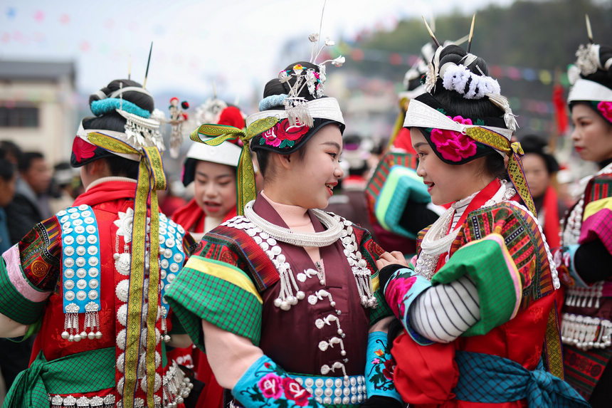 2月19日，身著節(jié)日盛裝的苗族姑娘參加傳統(tǒng)“望會(huì)節(jié)”。