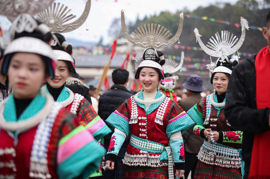 2月19日，身著節(jié)日盛裝的苗族姑娘參加傳統(tǒng)“望會(huì)節(jié)”。