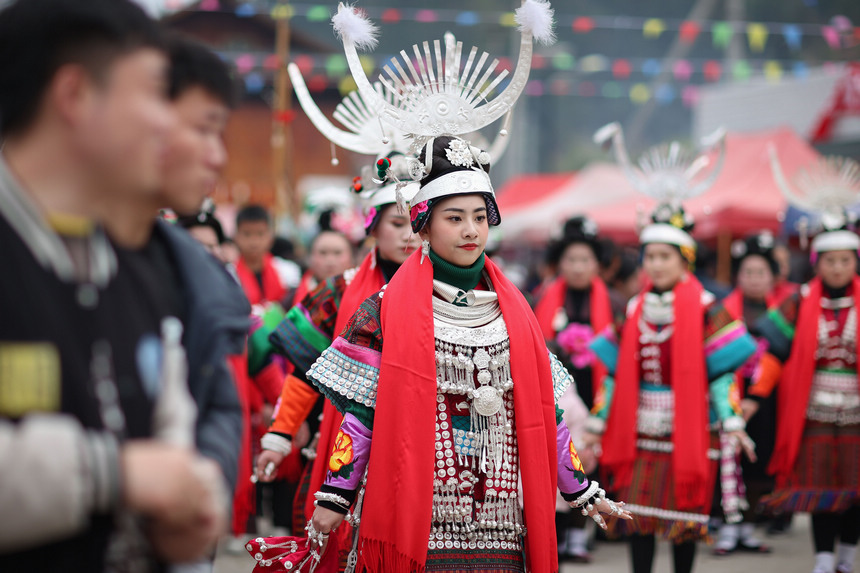 2月19日，身著節(jié)日盛裝的苗族群眾在“望會(huì)節(jié)”上跳傳統(tǒng)蘆笙舞。        