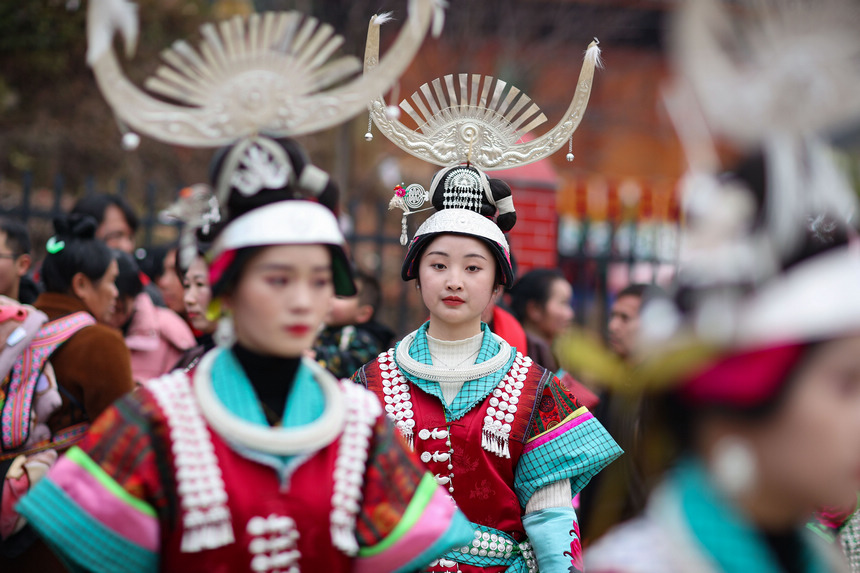 2月19日，在貴州省黔東南苗族侗族自治州丹寨縣南皋鄉(xiāng)南皋村，身著節(jié)日盛裝的苗族群眾在“望會節(jié)”上跳傳統(tǒng)蘆笙舞。      