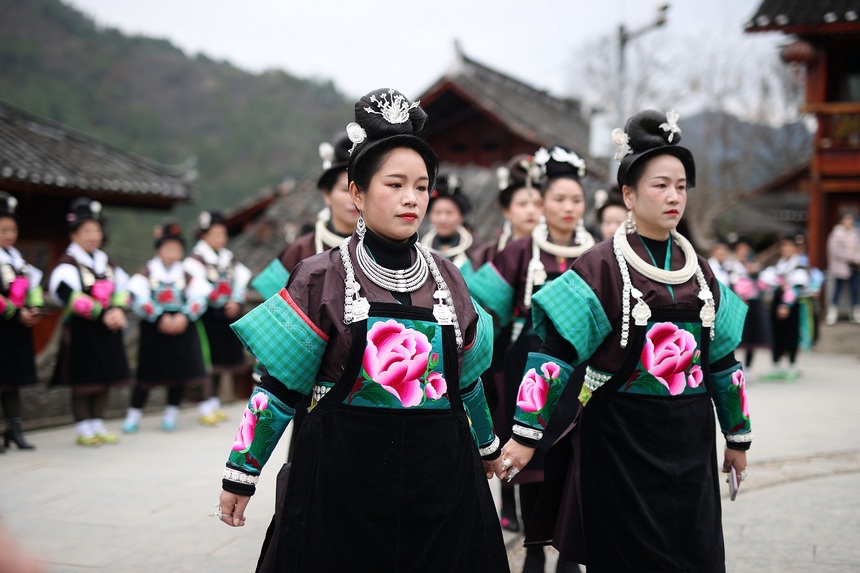 2月24日，貴州省黔東南苗族侗族自治州丹寨縣興仁鎮(zhèn)王家村，身著盛裝的苗族村民在跳鼓場上跳木鼓舞。 