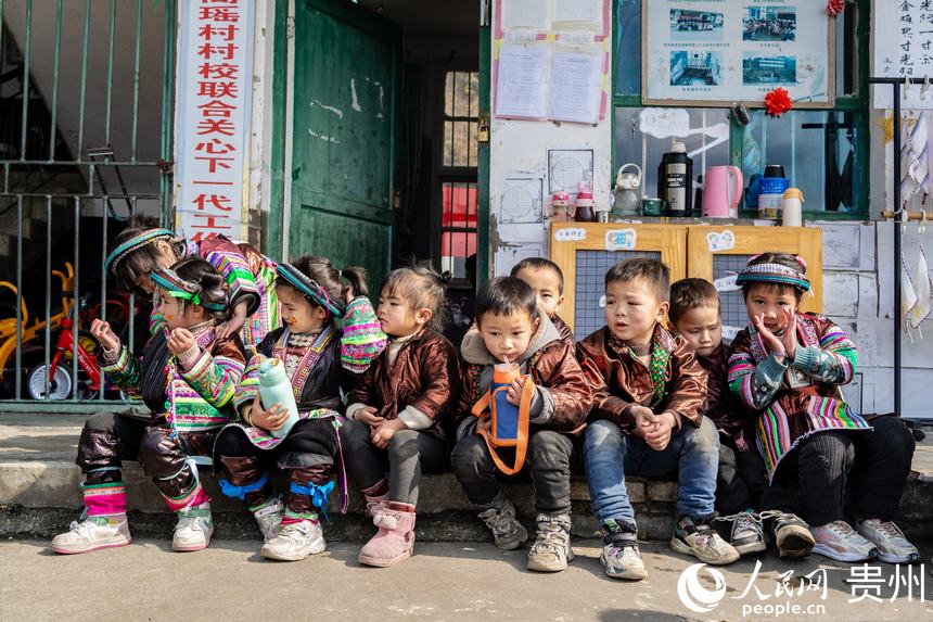 幼兒班的小朋友課間排排坐一起玩耍。人民網(wǎng) 陽茜攝