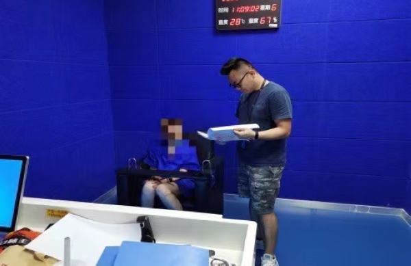 對(duì)犯罪嫌疑人進(jìn)行審訊。南明公安供圖