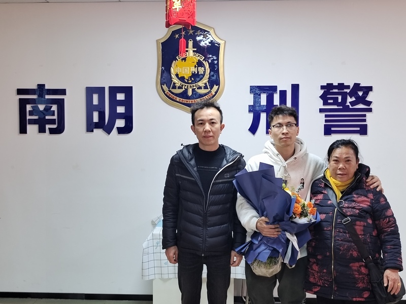 肖正俊（中）與母親、哥哥團(tuán)圓。