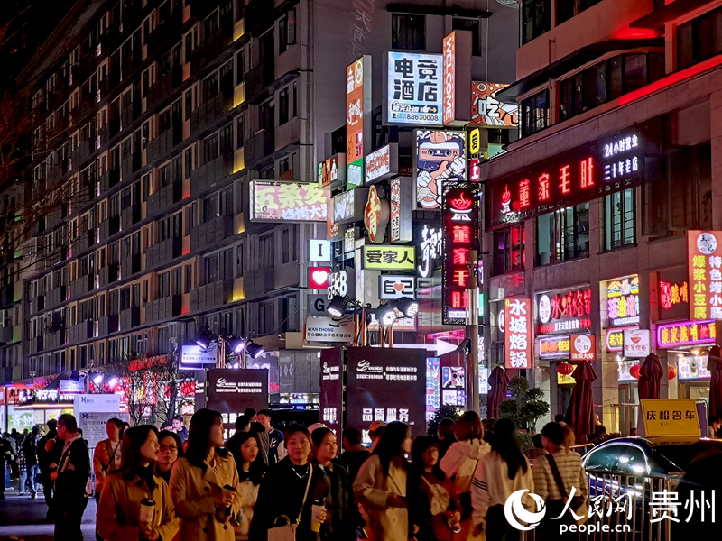 人頭攢動的青云市集。人民網(wǎng) 李永馨攝