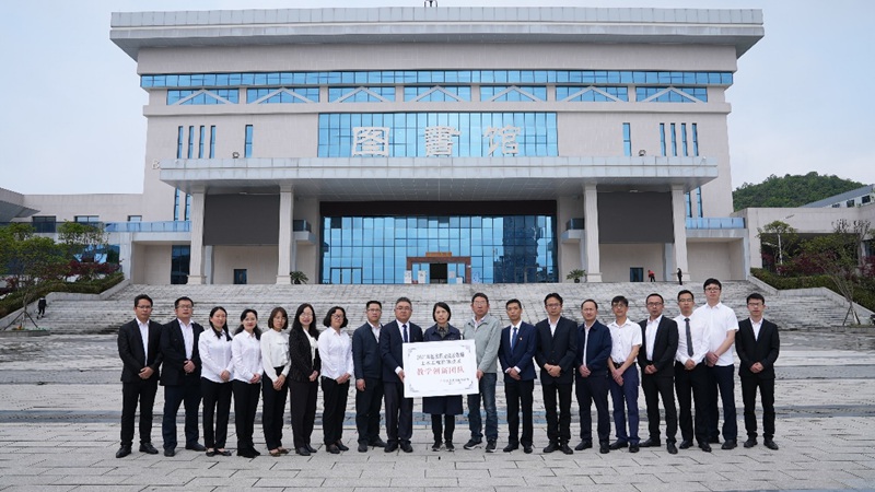 張勝林與貴州交通職業(yè)技術(shù)學(xué)院共建2021年國家職業(yè)院校教師土木工程檢測技術(shù)教學(xué)創(chuàng)新團隊。貴州交通職業(yè)技術(shù)學(xué)院供圖