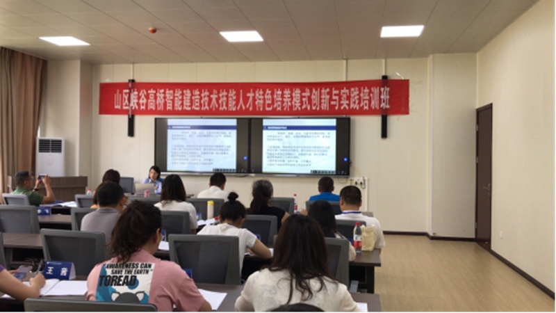 張勝林為貴州交通職業(yè)技術(shù)學(xué)院教師開展技術(shù)技能培訓(xùn)。貴州交通職業(yè)技術(shù)學(xué)院供圖