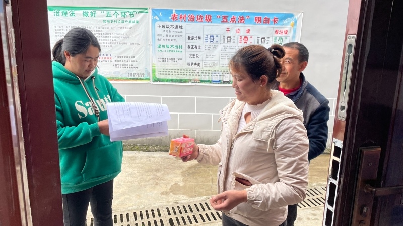 小壩村采用“現(xiàn)金回收+積分兌換”的方式，幫助群眾將“垃圾”變廢為錢 潘雪飛 攝.jpg