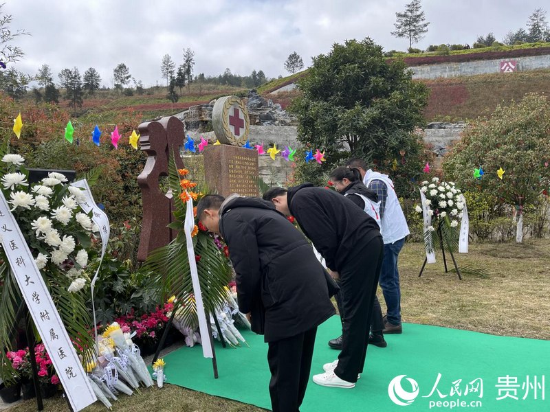 2、參加活動(dòng)的人員向遺體器官捐獻(xiàn)者敬獻(xiàn)鮮花。人民網(wǎng) 李麗萍攝.jpg