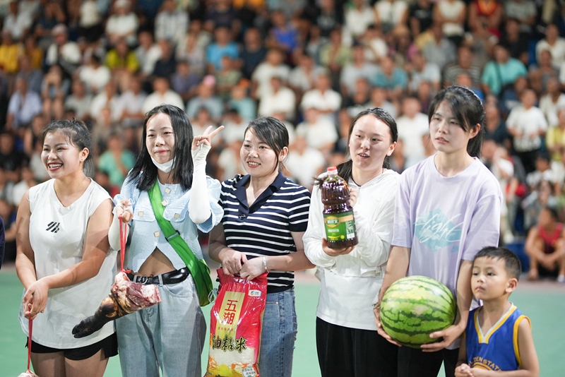 比賽中場群眾參與投球領(lǐng)禮品活動。臺江縣融媒體中心供圖