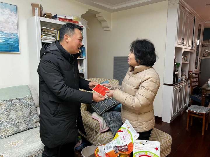 圖為走訪慰問。
