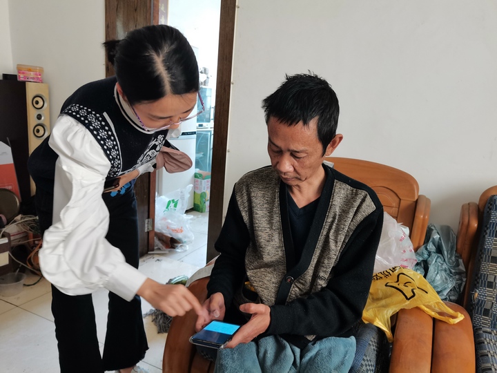 圖為安排專人上門服務(wù)、手把手幫助退休干部完成待遇資格認(rèn)證工作。