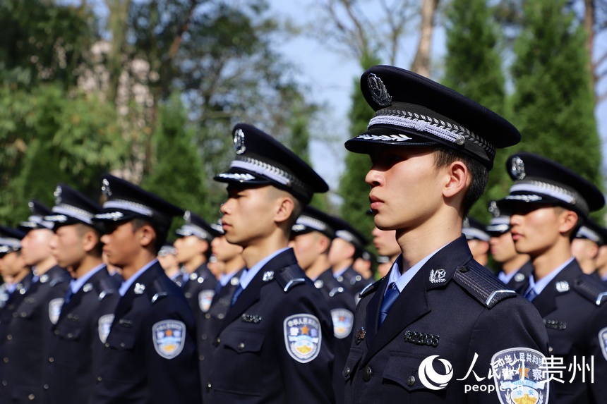 活動現(xiàn)場肅穆站立的警院學(xué)子。人民網(wǎng) 顧蘭云攝