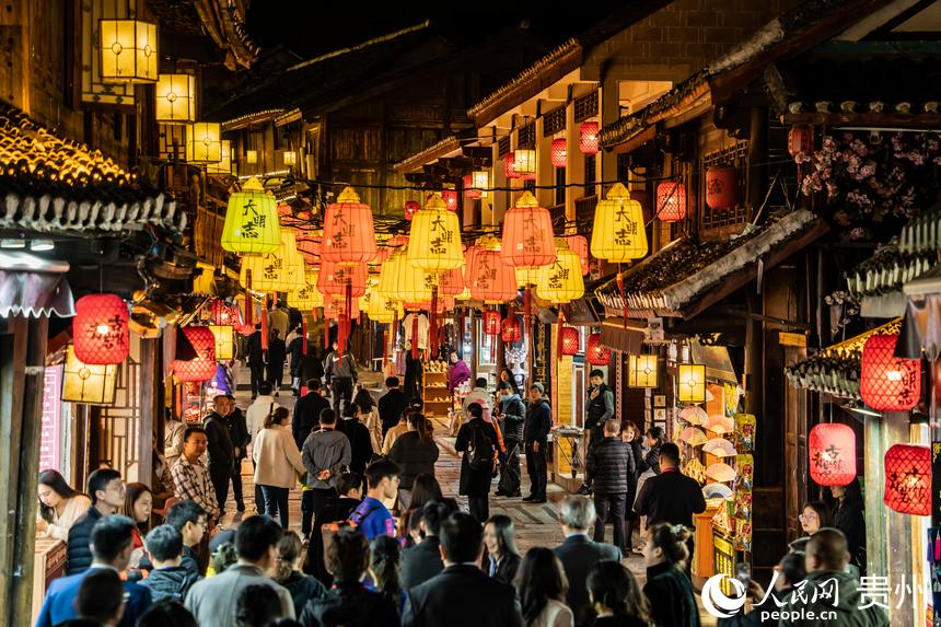 第十屆貴州旅游產(chǎn)業(yè)發(fā)展大會(huì)在貴陽青巖古鎮(zhèn)舉行。人民網(wǎng) 陽茜攝