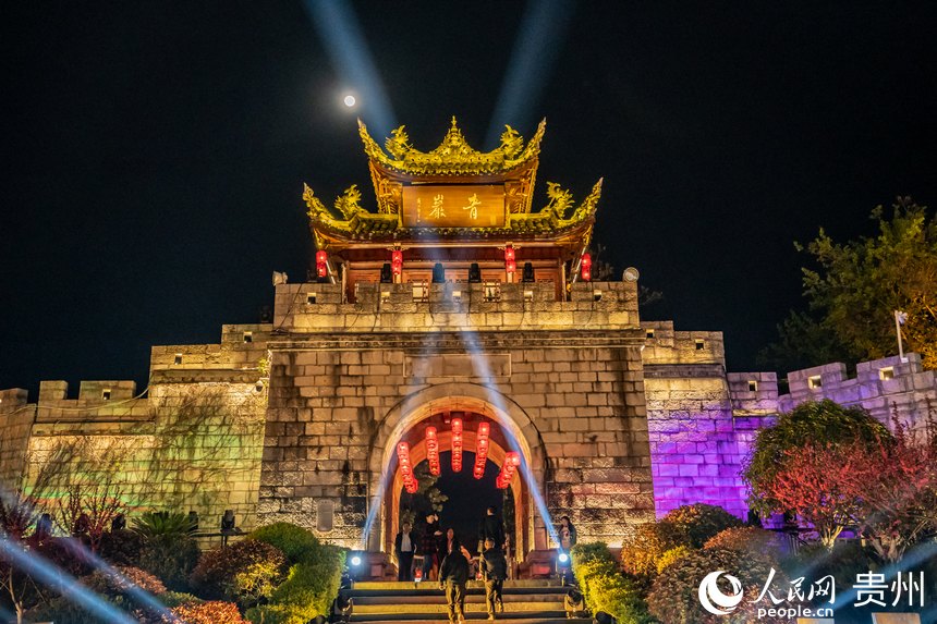 夜晚聚光燈照射下的青巖古鎮(zhèn)城門。人民網 陽茜攝