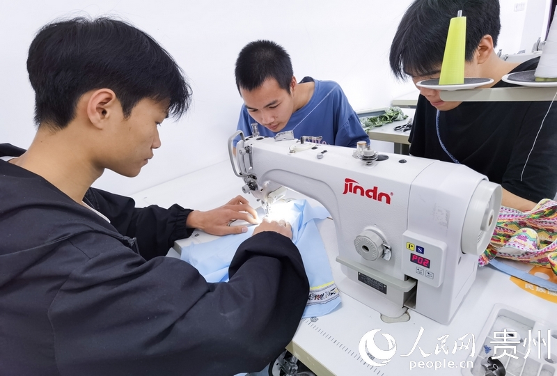 民族服飾實(shí)操教室內(nèi)，同學(xué)們正在做衣服。人民網(wǎng) 王秀芳攝