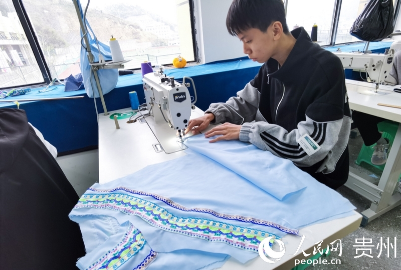 民族服飾實(shí)操教室內(nèi)，學(xué)生正在做衣服。人民網(wǎng) 王秀芳攝