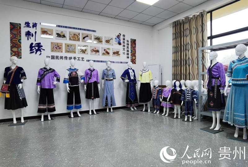 民族服飾展示。人民網(wǎng) 王秀芳攝