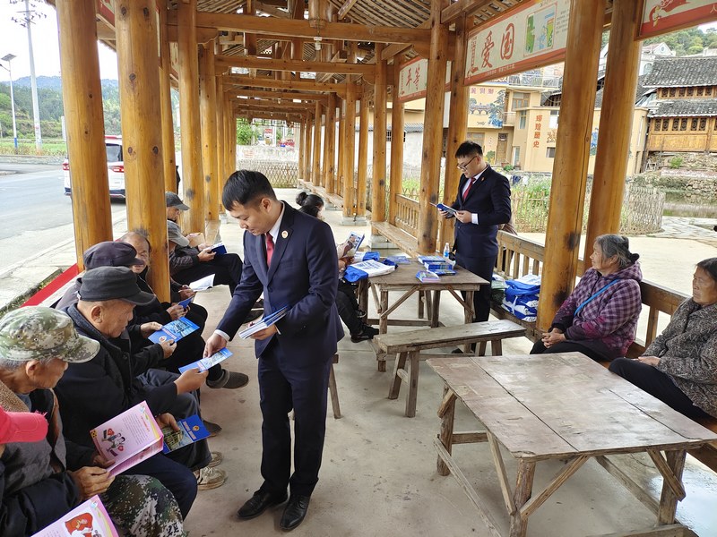 黎平縣檢察院干警深入侗寨開展國家安全宣傳活動?？h檢察院 供圖