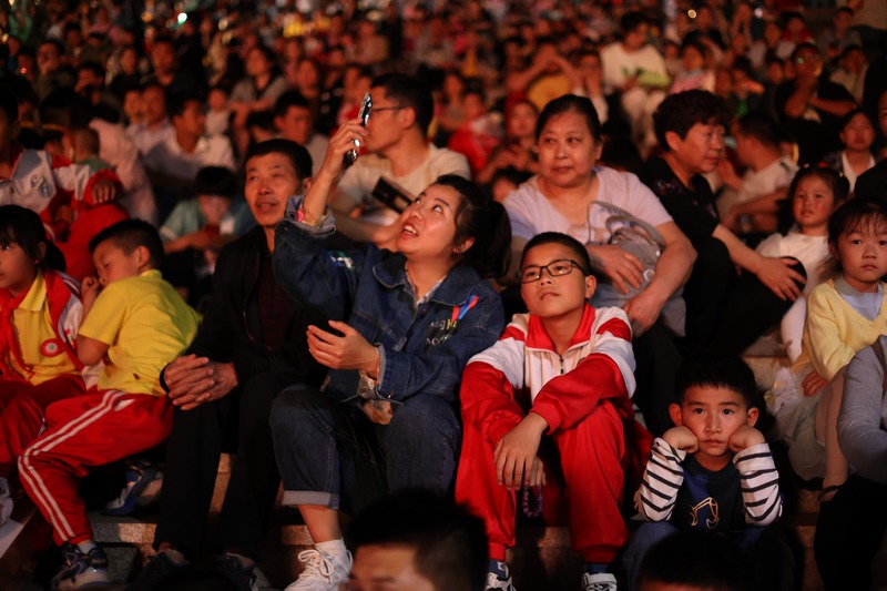 市民在“露天影院”拍照留念。七星關(guān)區(qū)委宣傳部供圖