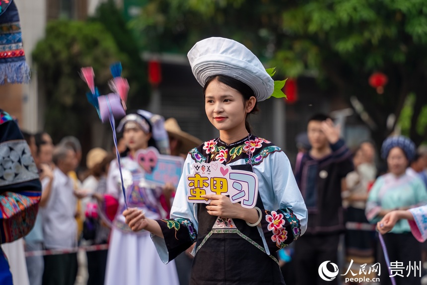 參加巡游的少數(shù)民族同胞展示傳統(tǒng)文化。人民網(wǎng)記者 涂敏攝