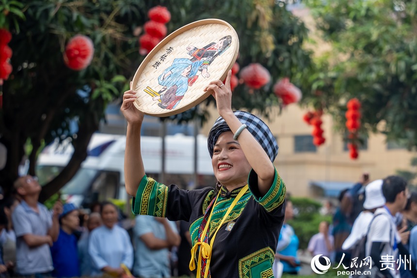 參加巡游的少數(shù)民族同胞展示傳統(tǒng)文化。人民網(wǎng)記者 涂敏攝