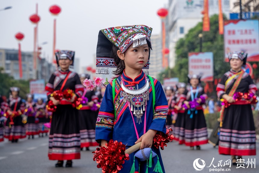 參加巡游的兒童。人民網(wǎng)記者 涂敏攝